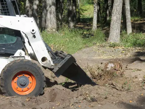 Erskine stump bucket for skid steer loaders