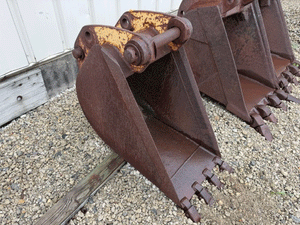USED 18" HEAVY DUTY BUCKET