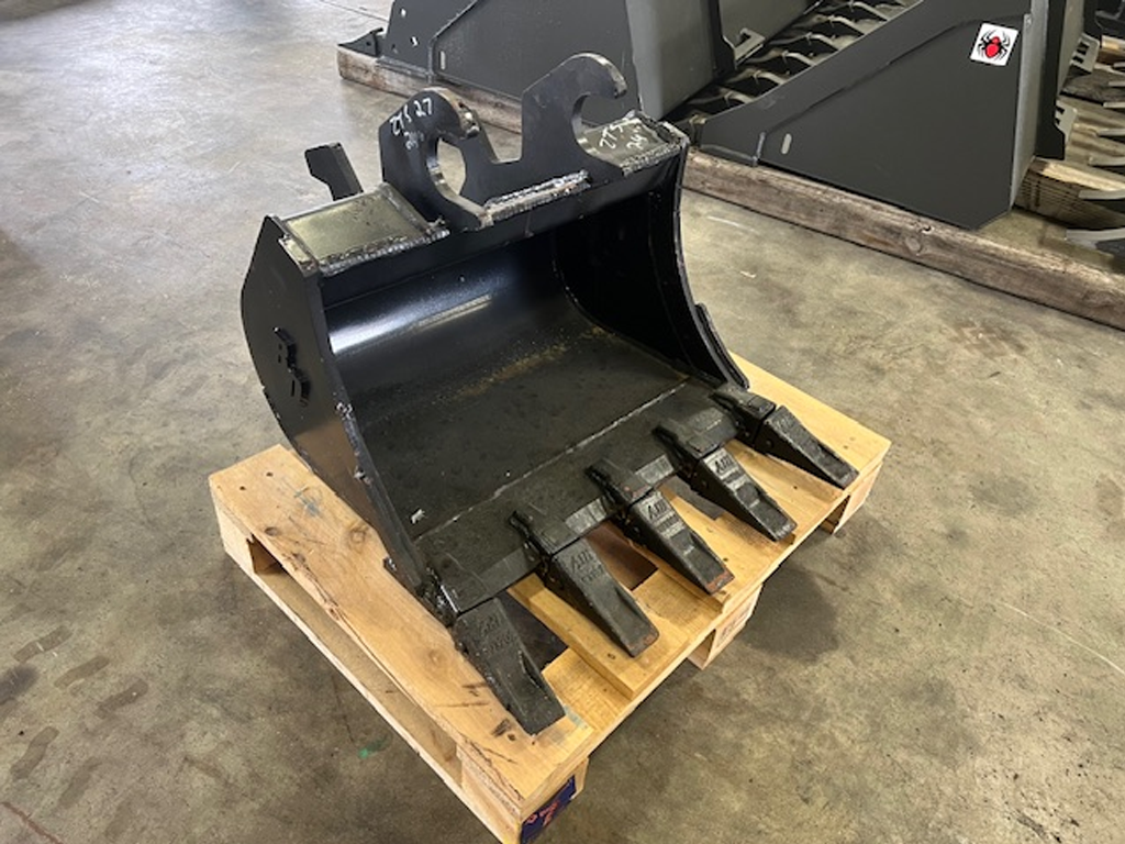 BLUE DIAMOND 24" Dirt bucket with teeth, wedge coupler design for Deere / Hitachi 27/35 models