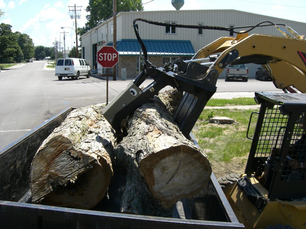 OMNI ATTACHMENTS The Beak concrete grapple for skid steer loaders