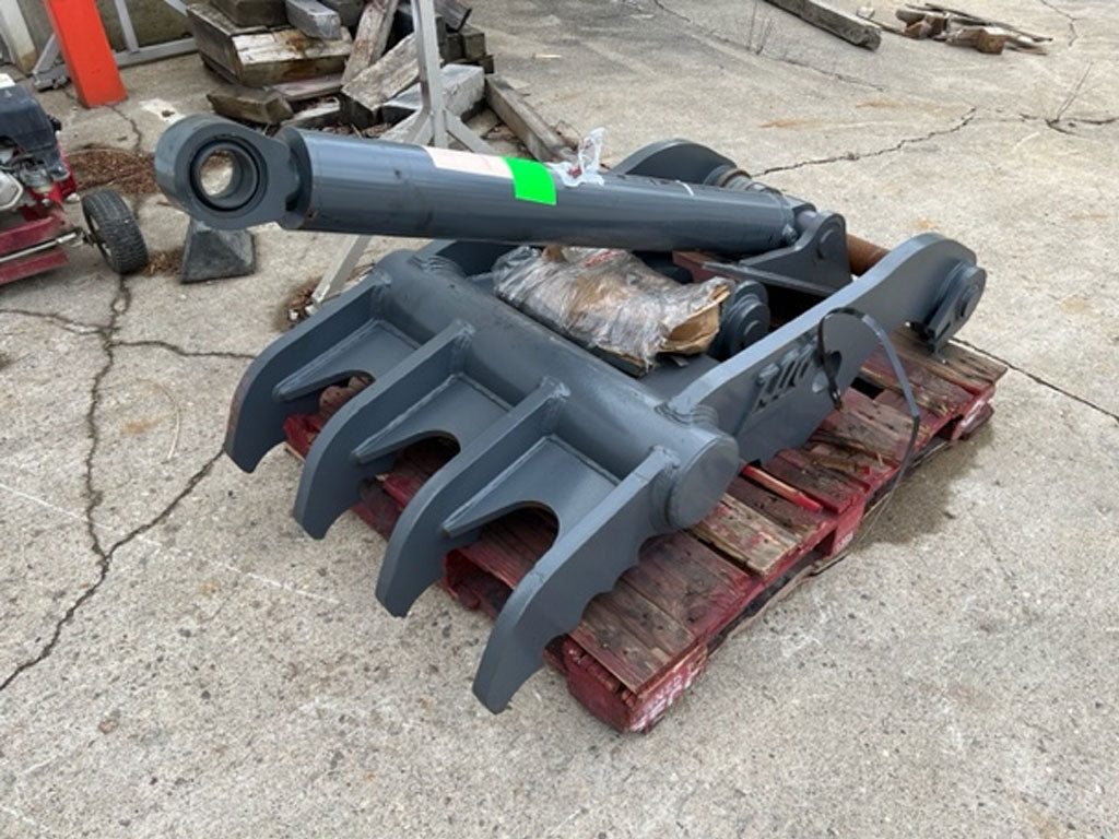 TAG HT200 MAIN PIN HYDRAULIC THUMB (CLEARANCE)