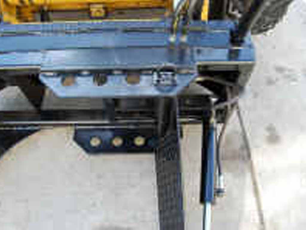 DPM nursery jaws hybrid for machines using universal skid steer coupler