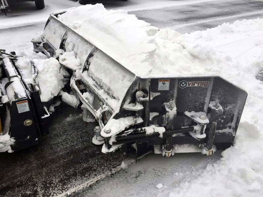 Pala quitanieves/empujador hidráulico Virnig V60 para minicargadora