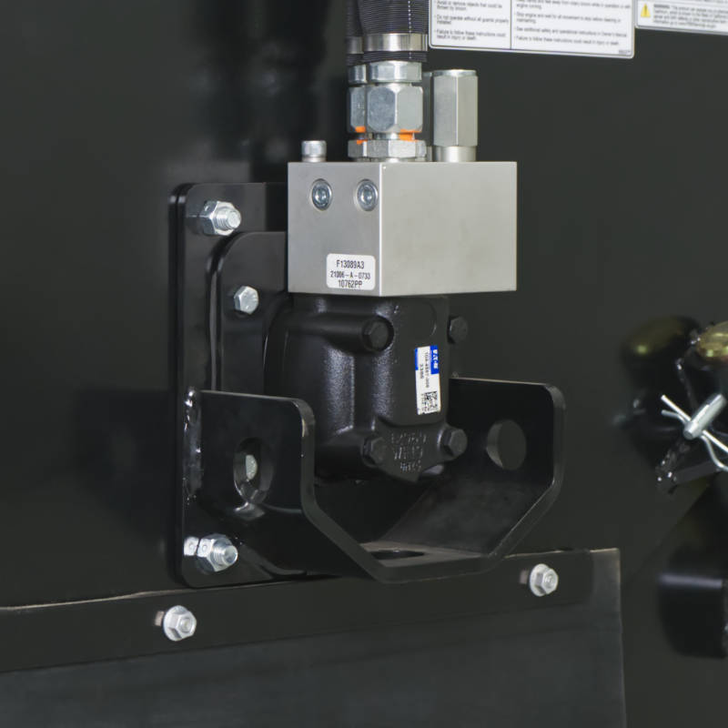 Escoba recogedora VIRNIG con depósito de agua interior para minicargadora