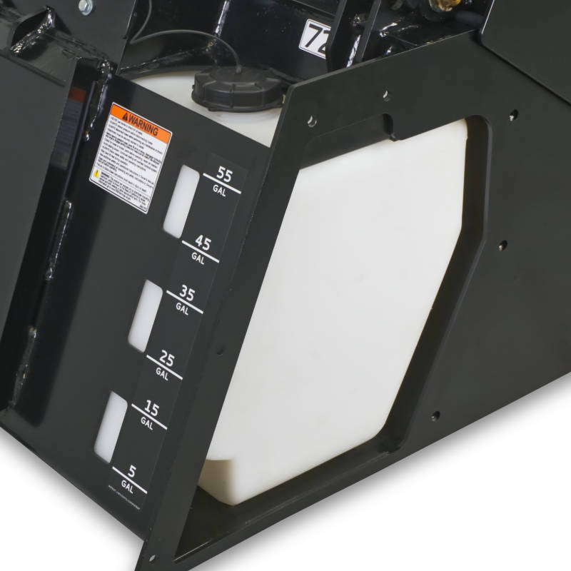 Escoba recogedora VIRNIG con depósito de agua interior para minicargadora